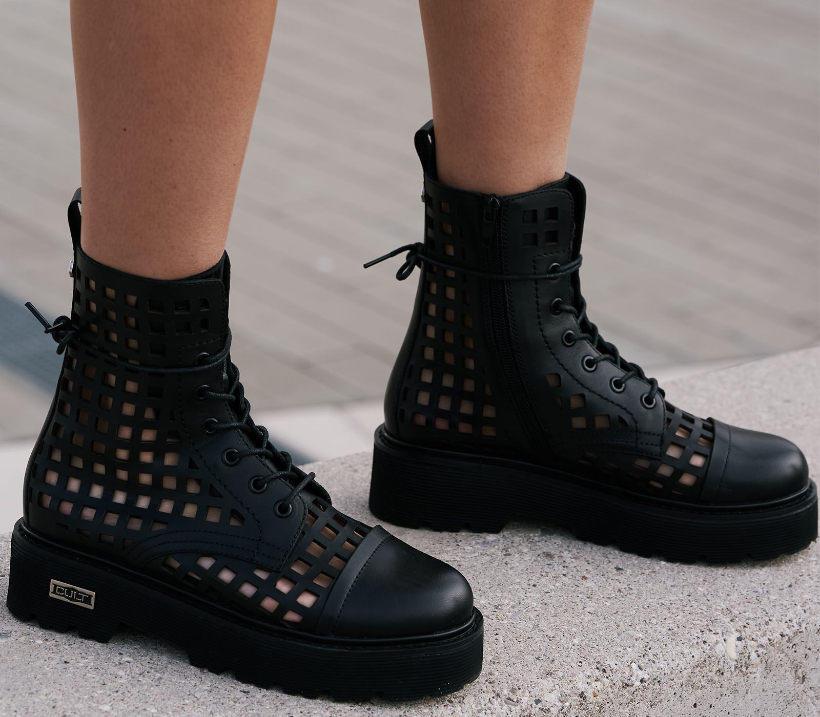 Anfibi da Donna in Pelle Nera Traforati 